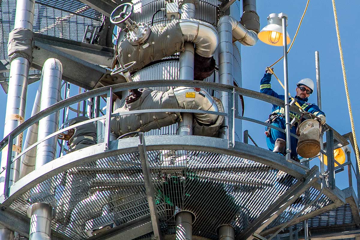 Jardeg worker oil refinery