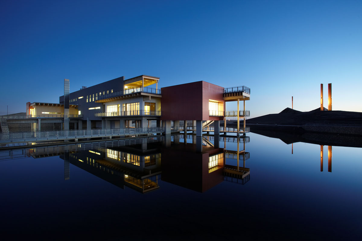 Jardeg building at night